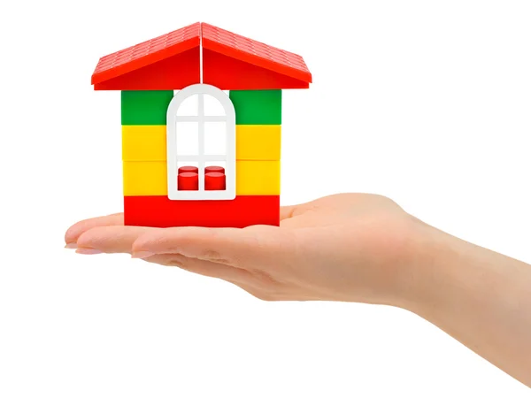 Hand en speelgoed huis — Stockfoto