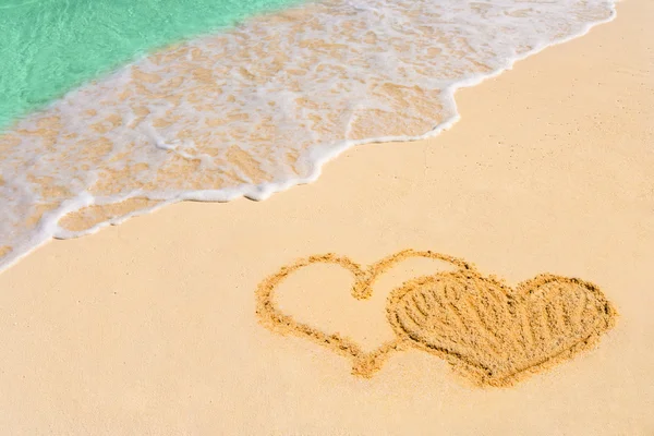 Verbundene Herzen am Strand zeichnen — Stockfoto