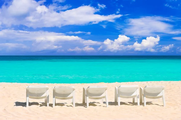 Cadeiras na praia tropical — Fotografia de Stock