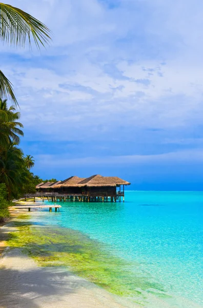 Vatten bungalows på en tropisk ö — Stockfoto