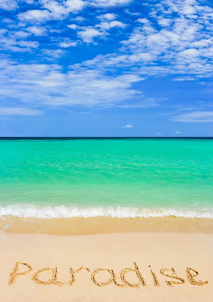 Λέξη παράδεισο στην παραλία — Φωτογραφία Αρχείου