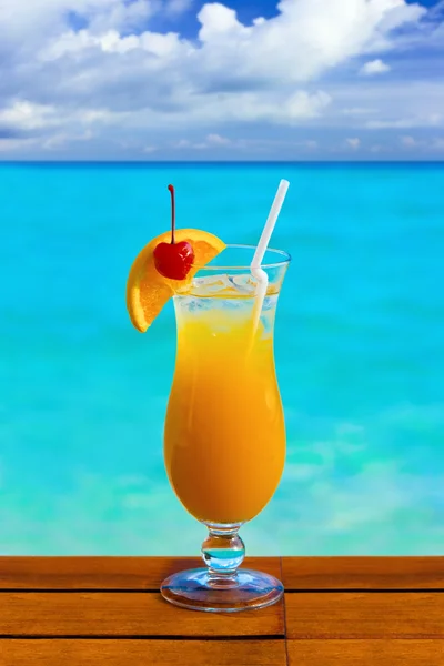 Апельсиновый коктейль на столе — стоковое фото