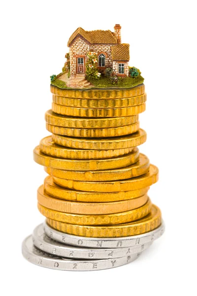 Casa y pila de monedas — Foto de Stock