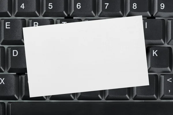 Комп'ютерна клавіатура і паперова картка — стокове фото