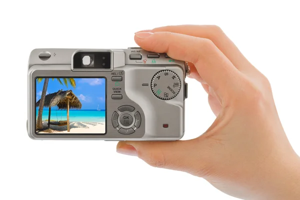 Câmera na mão e paisagem de praia — Fotografia de Stock