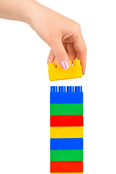 Hand und Spielzeugturm — Stockfoto