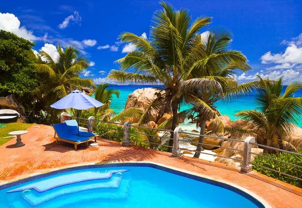 Bazén v hotelu na tropické pláži, Seychely — Stock fotografie