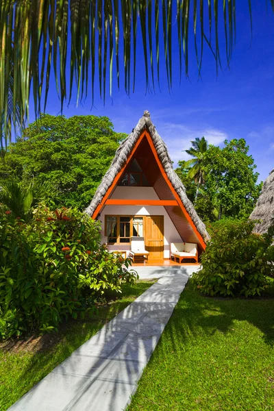 Bungalov v hotelu na tropické pláži, Seychely — Stock fotografie