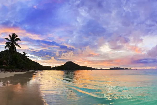 Tropikalnej plaży cote d'or w zachód słońca, Seszele — Zdjęcie stockowe