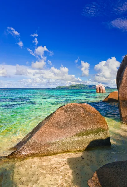 Pedras na praia tropical — Fotografia de Stock