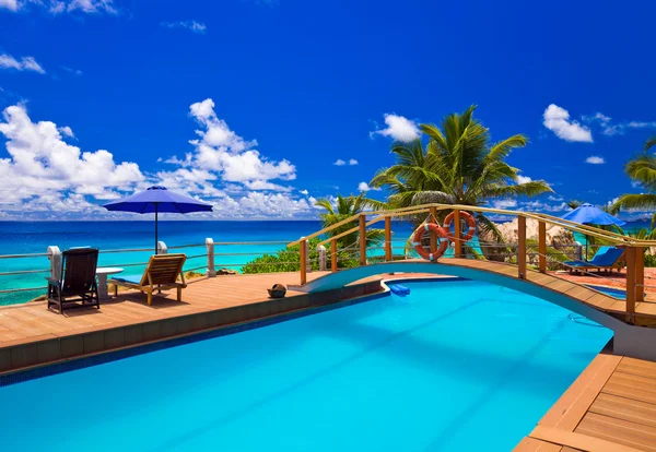 Zwembad bij tropisch strand — Stockfoto