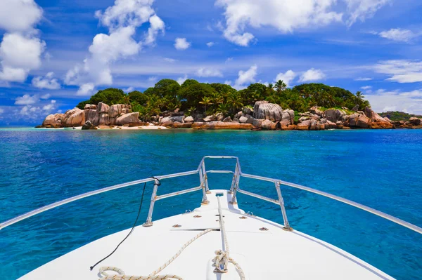 熱帯の島とボート — ストック写真