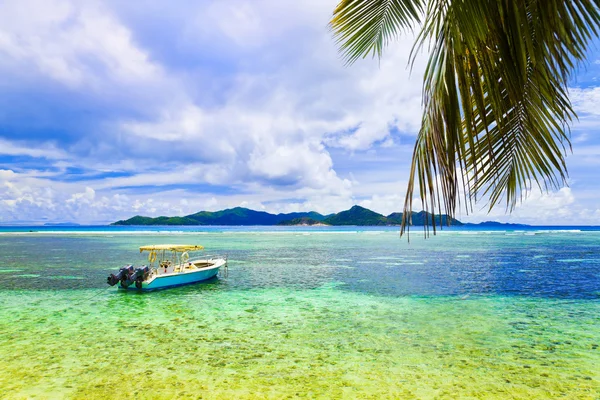 Ilha tropical e barco — Fotografia de Stock