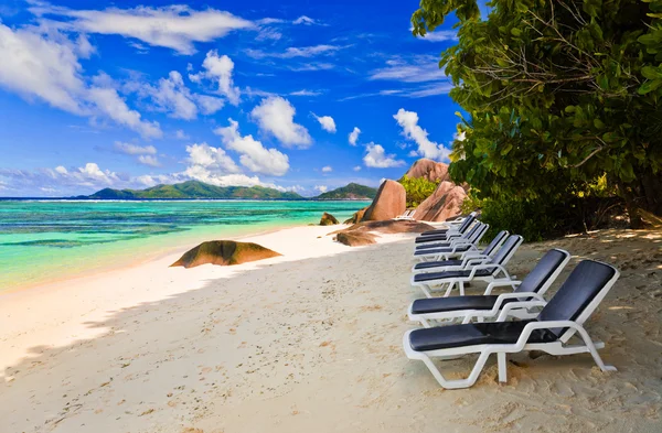 Chaises sur la plage tropicale — Photo