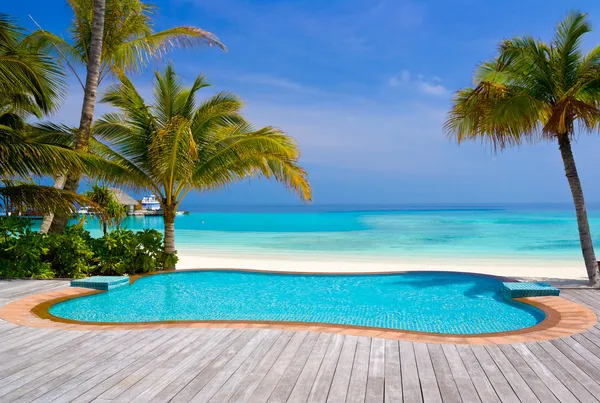 Piscina en una playa tropical — Foto de Stock