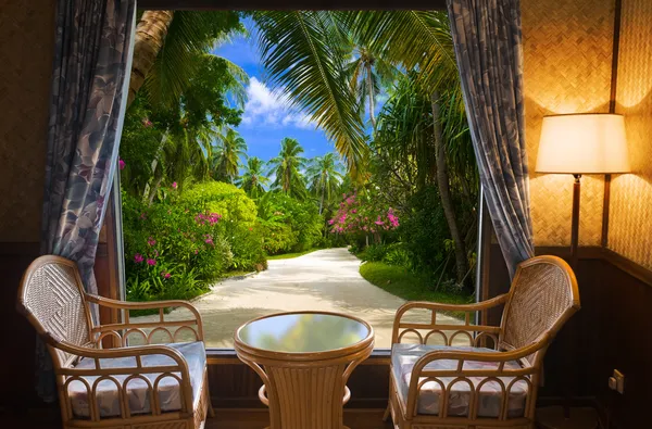 ホテルの部屋と熱帯の風景 — ストック写真