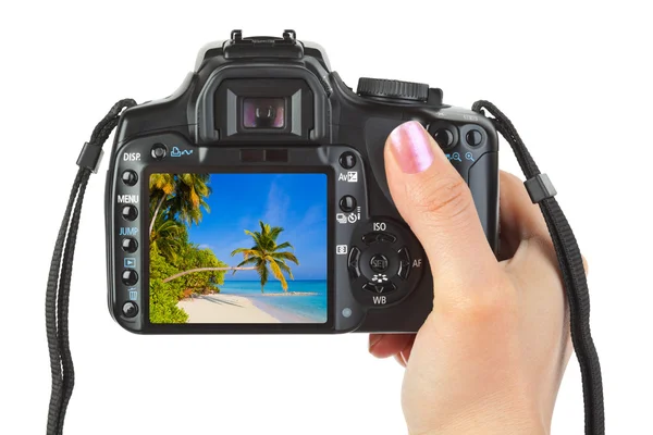 Kamera in der Hand und Strandlandschaft — Stockfoto