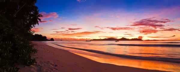 Tropikalne wyspy na zachodzie słońca — Zdjęcie stockowe