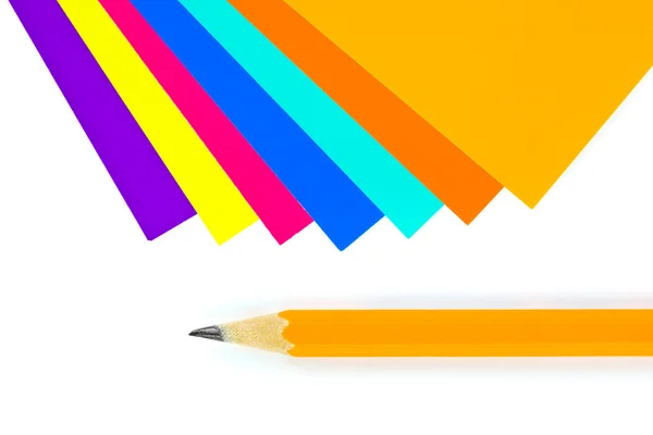 Vícebarevný papír a tužka — Stock fotografie