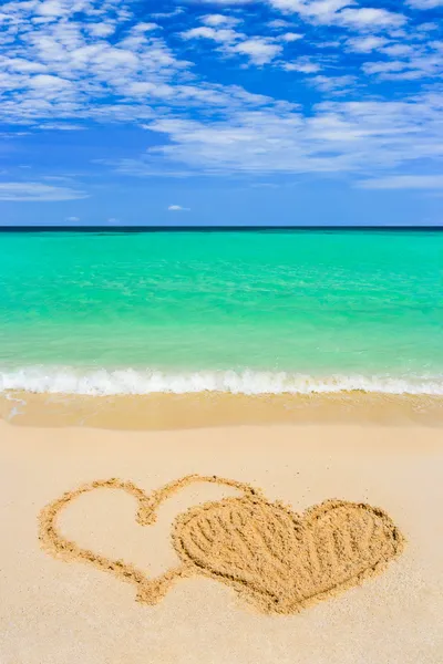 Verbundene Herzen am Strand zeichnen — Stockfoto