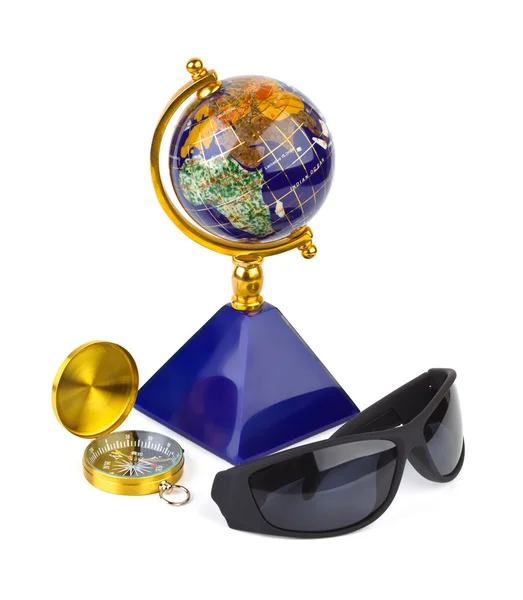 Zonnebril, kompas en globe — Stockfoto
