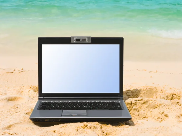 Notebook na praia — Fotografia de Stock