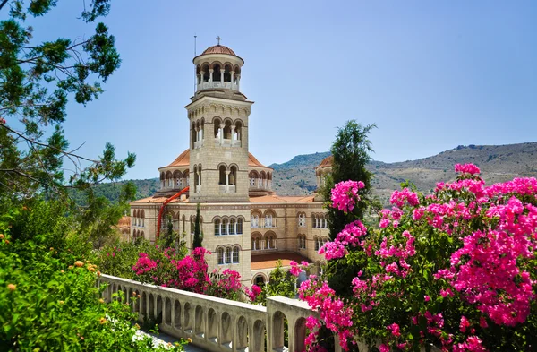 Igreja Agios Nectarios na ilha Aegina, Grécia — Fotografia de Stock