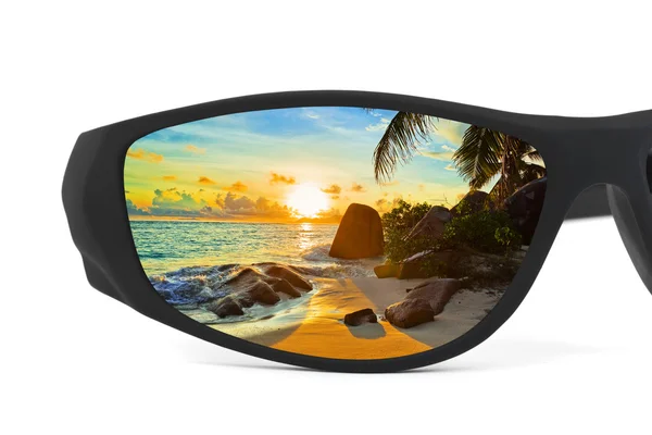 Gafas de sol y reflejo del paisaje marino —  Fotos de Stock