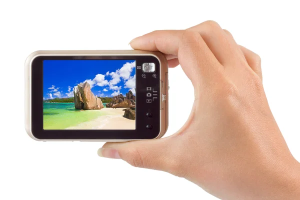 Kezét a kamera és a tengerparton fekvő (az én-m fénykép) — Stock Fotó
