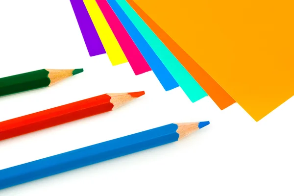 Разноцветная бумага и карандаши — стоковое фото