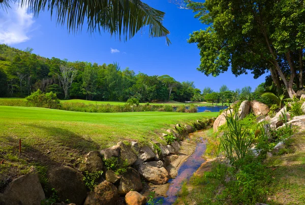 Pole golfowe na wyspie praslin, Seszele — Zdjęcie stockowe