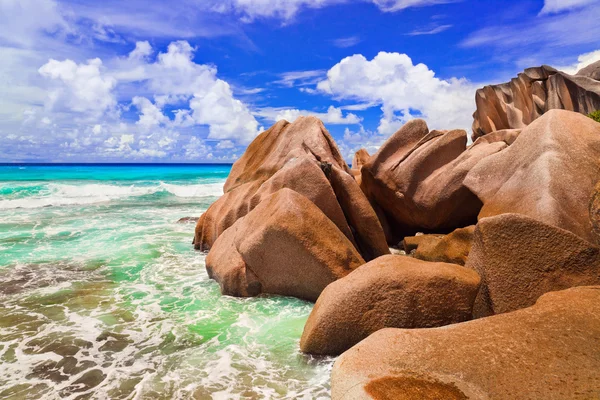 熱帯のビーチに石 — ストック写真