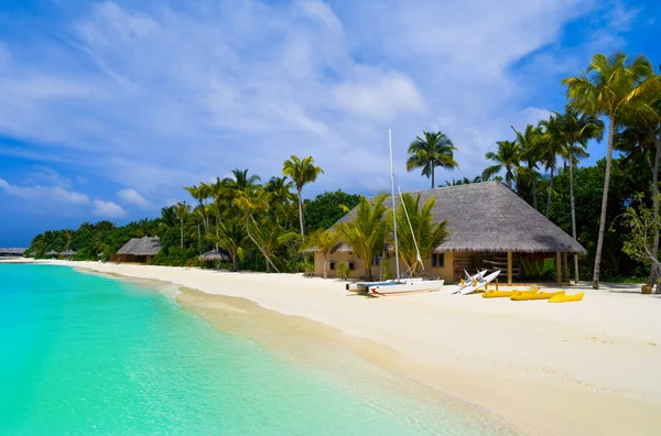 Jacht op tropisch strand — Stockfoto