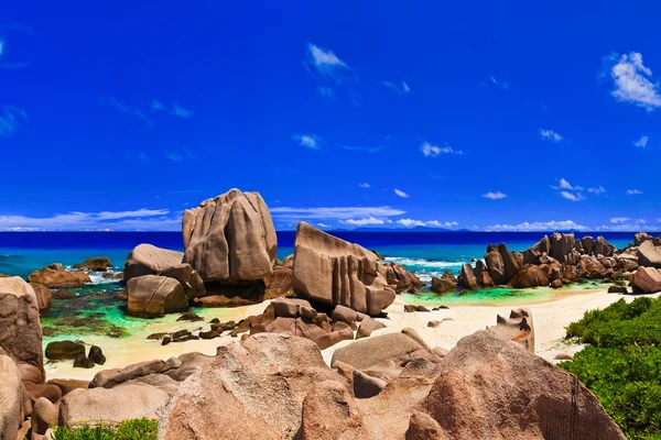 Tropisch strand op de Seychellen — Stockfoto