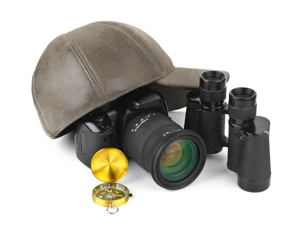 Aparat fotograficzny, kompas, lornetki i czapka — Zdjęcie stockowe