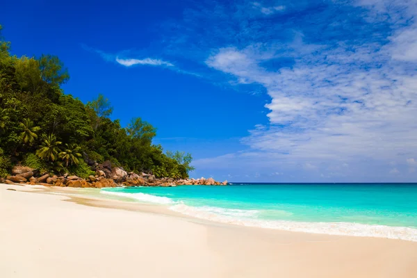 Tropikalnej plaży na wyspie praslin, Seszele — Zdjęcie stockowe