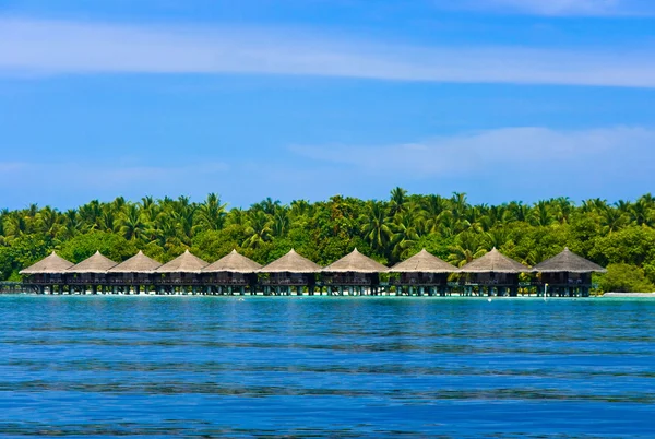 Bungalows de agua en una isla tropical — Foto de Stock