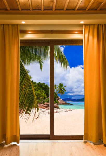 Otel odası ve plaj manzara — Stok fotoğraf