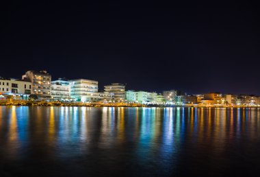 gece şehir loutraki Yunanistan