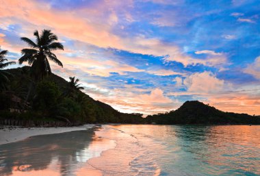 gün batımında, Seyşel Adaları tropik sahil cote d'or