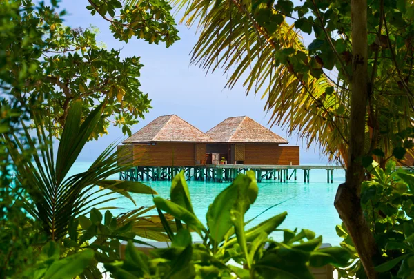 Víz bungalók egy trópusi szigeten — Stock Fotó