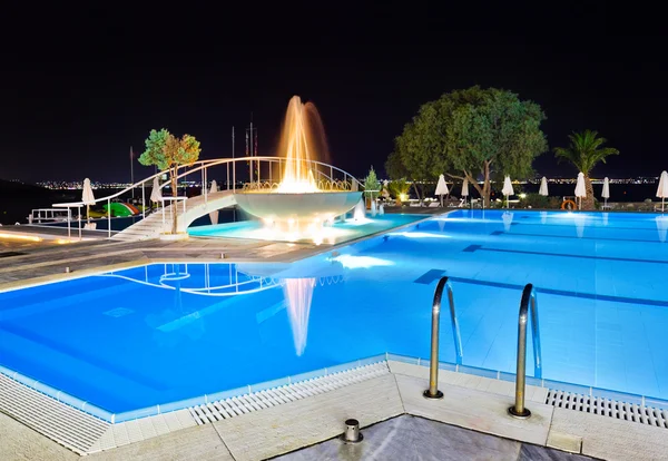 Водний басейн і фонтан вночі — стокове фото