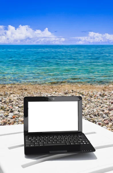 Ноутбук на пляже — стоковое фото