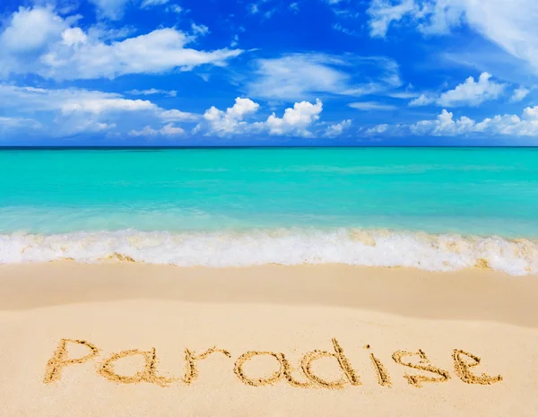 Parola Paradiso sulla spiaggia — Foto Stock