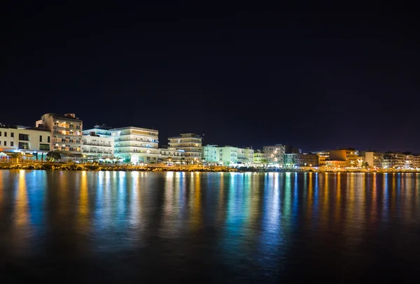 Город Лутраки в Греции ночью — стоковое фото
