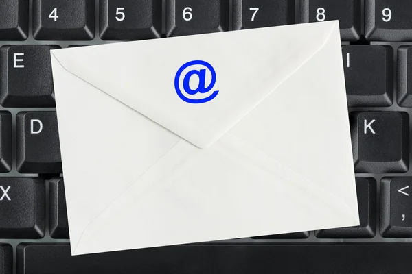 Teclado de ordenador y carta de correo electrónico — Foto de Stock