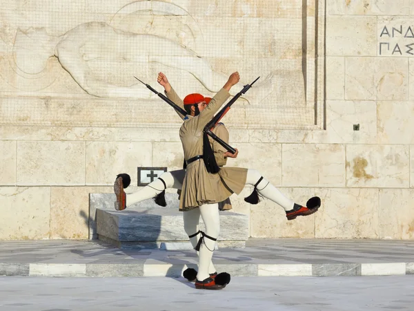 Зміна охоронці біля парламенту в Афінах — стокове фото