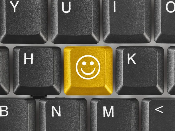 Teclado do computador com chave de sorriso — Fotografia de Stock