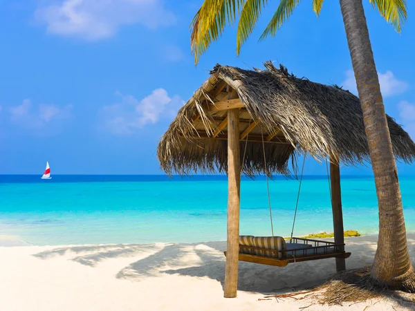 Swing op een tropisch strand — Stockfoto