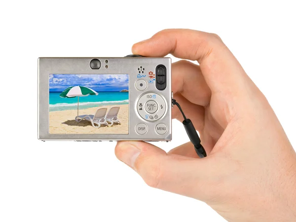 カメラとビーチの風景 (私の写真と手) — ストック写真